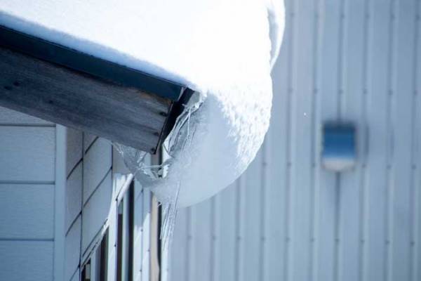 「こんなの初めてみた」　屋根の上からせり出した雪がとんでもない形に！