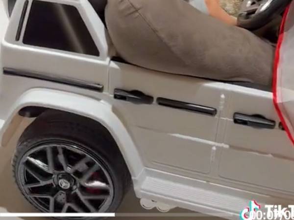 結婚式で、夫婦より務めた主役の登場に「大物になりそう」「警察も許すはず」