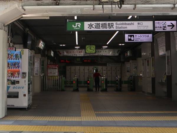 駅前で『リュックを背負った男性』と正面衝突した母親　柵に向かって倒れそうになると？