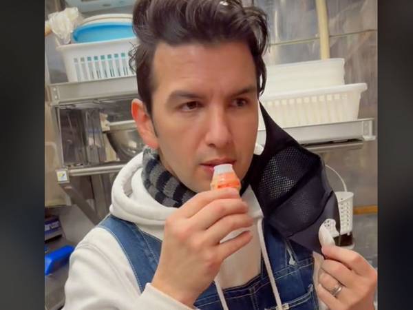 ヤクルトを初めて飲んだコロンビア人の姿に「絵になる光景」「まねできない」