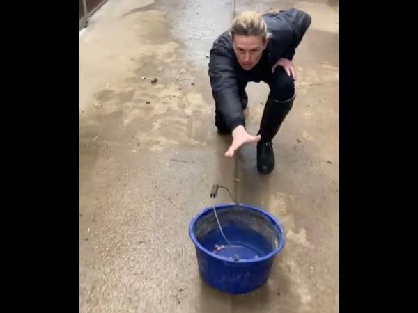 バケツでカーリングをするイギリスの警察官に　「オチが最高」「天才かよ」