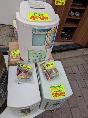 店先で販売されている『３台の加湿器』　置かれた小袋に「完全にネタに走ってる」