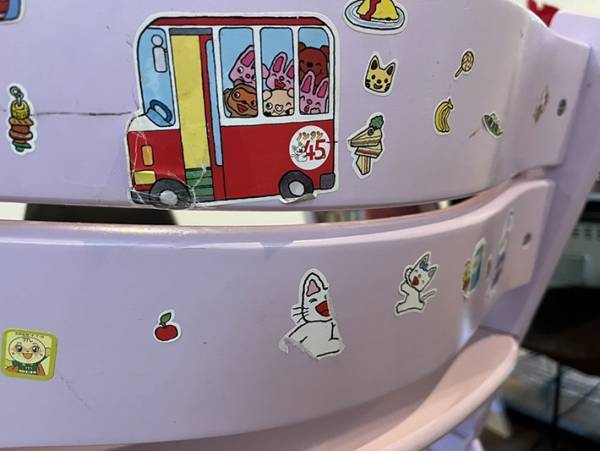 そこ貼らないで！はもういわない 笑顔でシールを貼らせてあげる親になろう