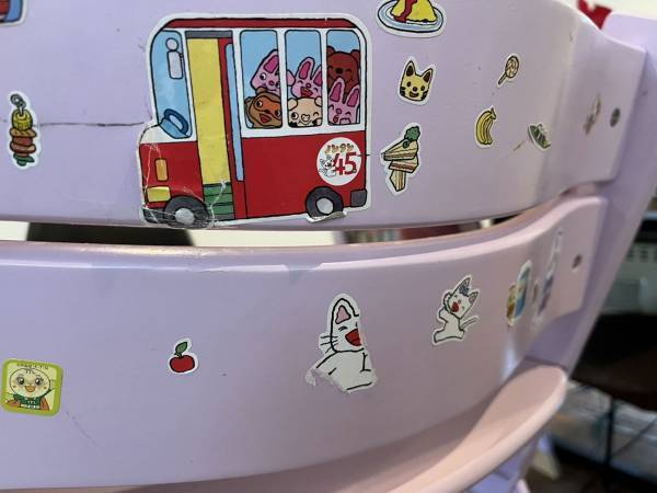 そこ貼らないで！はもういわない 笑顔でシールを貼らせてあげる親になろう