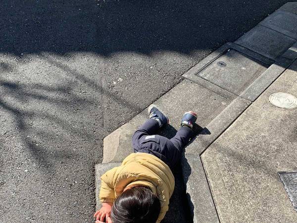 母親「ついに、来てしまったか」　息子と外出中の１枚に「笑った」