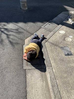 母親「ついに、来てしまったか」　息子と外出中の１枚に「笑った」