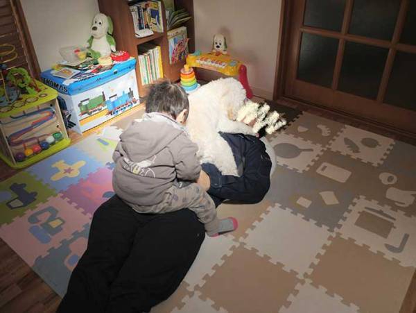 パパが帰ってきた！　その後、犬と息子の行動に笑ってしまう