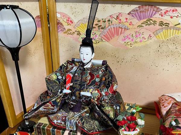 幼い姉弟がひな人形で遊んだ結果？　二度見不可避な光景に…！