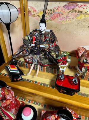 幼い姉弟がひな人形で遊んだ結果？　二度見不可避な光景に…！