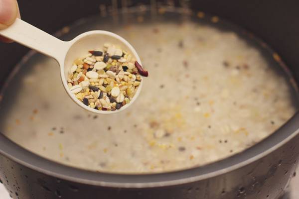 硬い炊き上がりになりがちな雑穀米　ひと工夫するだけで？