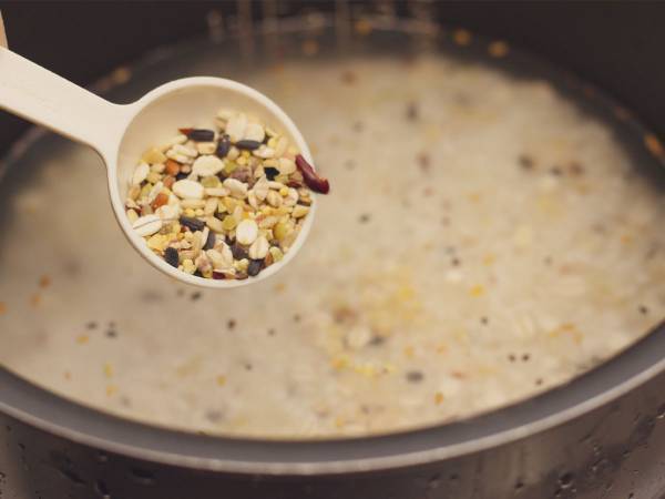 硬い炊き上がりになりがちな雑穀米　ひと工夫するだけで？