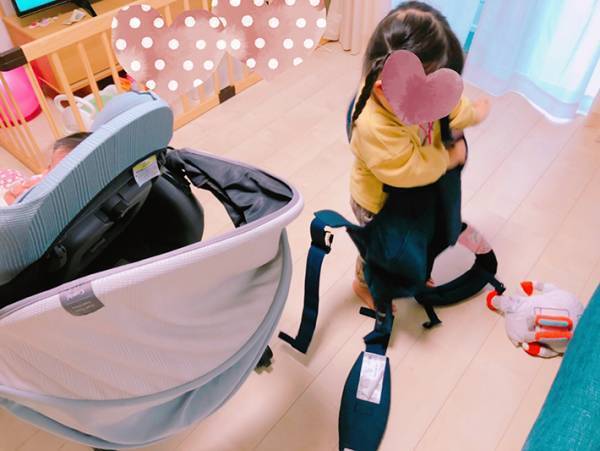 ２歳娘が『お姉ちゃん』として行動　「感動して涙出た」「賢すぎる」の声