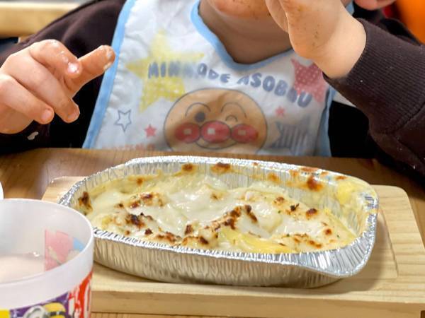 「ギュッと抱きしめたくなった」　グラタンを食べながら涙する息子　理由に、２４万『いいね』