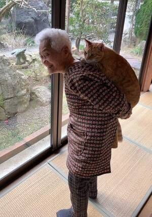 祖母と猫のツーショットに「最高！」「組み合わせが神」