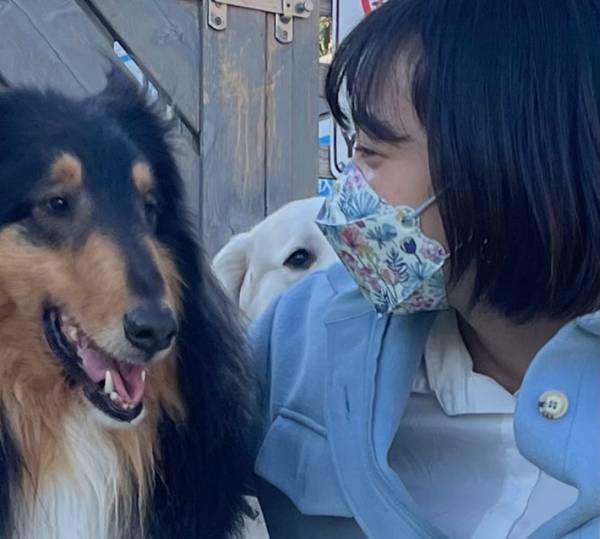 犬を可愛がる女性　写真をよく見ると…　「笑った」「完全に妬いてる」