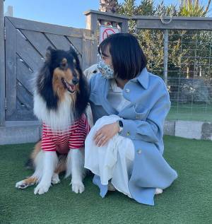 犬を可愛がる女性　写真をよく見ると…　「笑った」「完全に妬いてる」