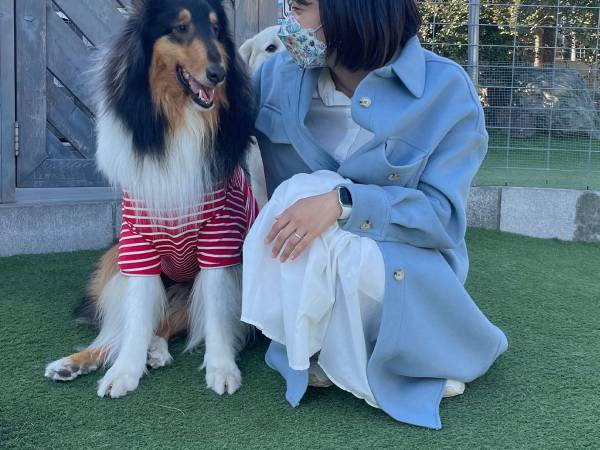 犬を可愛がる女性　写真をよく見ると…　「笑った」「完全に妬いてる」