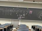 これはつらい…　予備校の黒板に書かれたメッセージに「泣いた」「容赦なくて笑う」