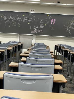 これはつらい…　予備校の黒板に書かれたメッセージに「泣いた」「容赦なくて笑う」