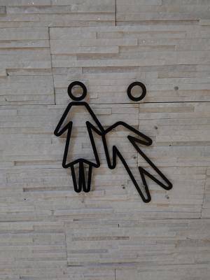 トイレの標識にゾッ…！　衝撃的な光景に「事件現場だ」「これはひどい」