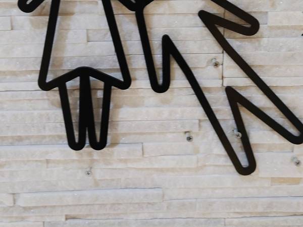 トイレの標識にゾッ…！　衝撃的な光景に「事件現場だ」「これはひどい」