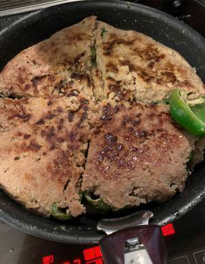 ピーマンに肉を詰めたと思ったら…　「逆転の発想」「時短になりそう！」