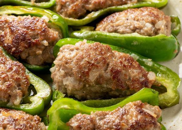 ピーマンに肉を詰めたと思ったら…　「逆転の発想」「時短になりそう！」