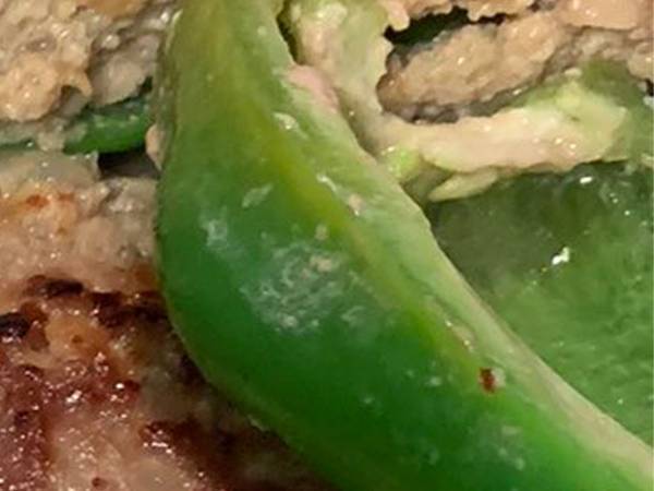 ピーマンに肉を詰めたと思ったら…　「逆転の発想」「時短になりそう！」