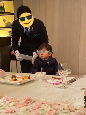 結婚式での１枚に反響！　１歳息子の姿が「貫禄ありすぎッ」