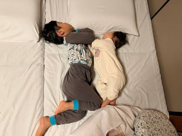 一緒に寝ていた兄弟　親が目撃した光景に「笑った」「なんでこうなった」