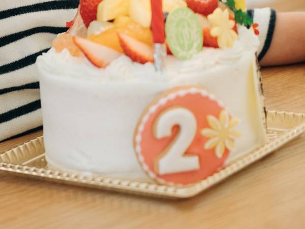 ２歳娘の誕生日を、急遽祝うことになり…？　ケーキ店の対応に「素敵」