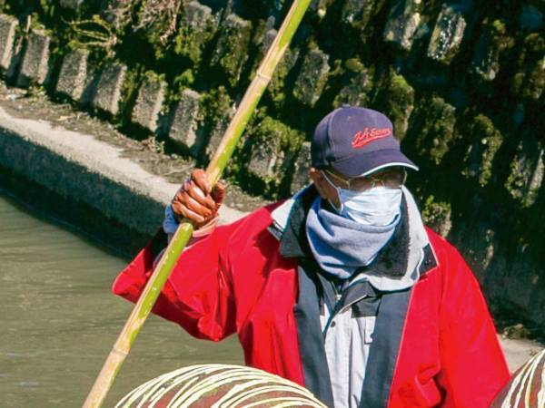 川で舟に乗っていたのは、まさかの…　写真に「目が飛び出る」「吹き出した」