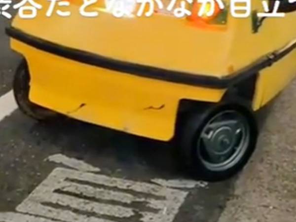 都内を走る１台の車に「どこで買えるんだ」「初めて見た」