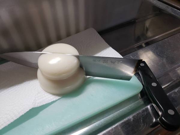 餅を半分に切ろうとしたら『悲劇』が…　予想外の展開に「ぎゃあああ」「強い」