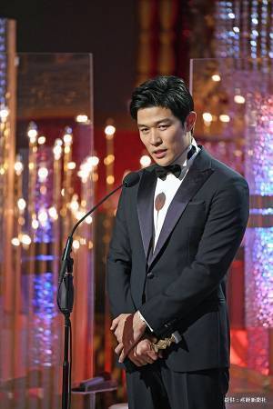 鈴木亮平が公開した写真が？　「これは泣いちゃう」「感動した」