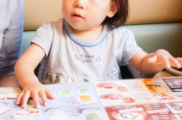 １歳娘と、初めて外食　店員の神対応に「これは泣く」「素晴らしい」