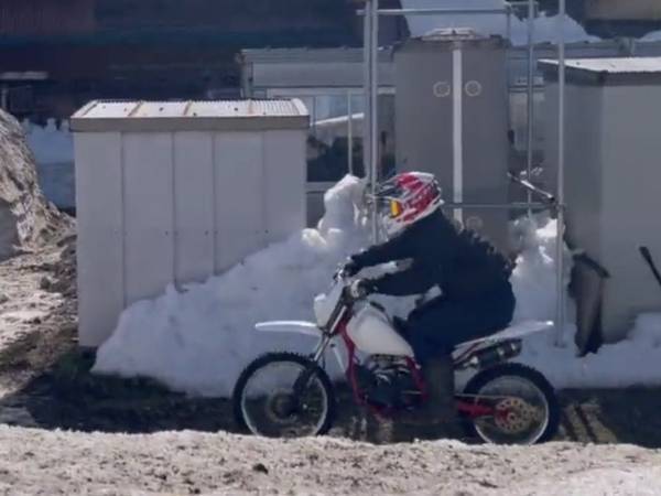 「腹を抱えて笑った」「コントかよ！」　バイクでジャンプしようとした結果…？