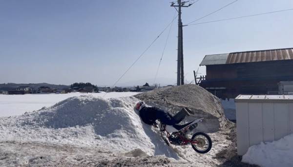 「腹を抱えて笑った」「コントかよ！」　バイクでジャンプしようとした結果…？