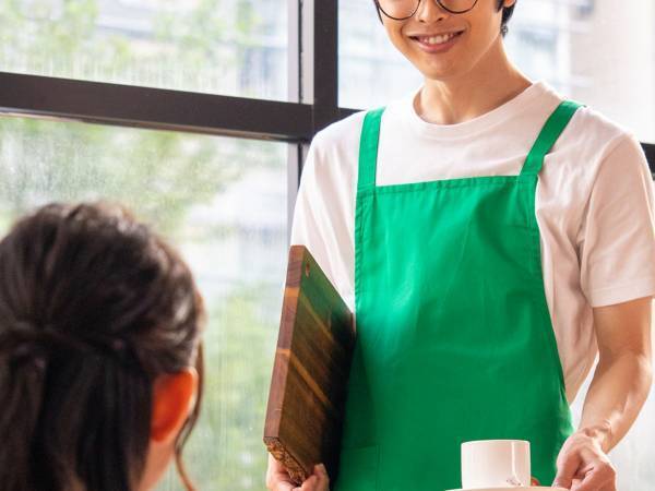 レストランでクレームを伝えた客　店員のまさかの行動に「ウソだろ！？」「ごめん笑った」