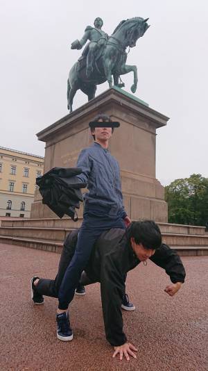 「笑った」「うらやましい！」　公園で変なポーズ！写真に３６万人が『いいね』
