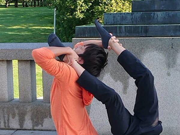 「笑った」「うらやましい！」　公園で変なポーズ！写真に３６万人が『いいね』