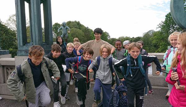 「笑った」「うらやましい！」　公園で変なポーズ！写真に３６万人が『いいね』