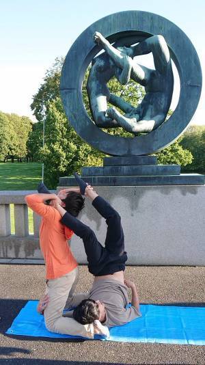 「笑った」「うらやましい！」　公園で変なポーズ！写真に３６万人が『いいね』