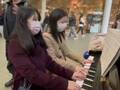 ピアノを演奏する日本人女性に近寄る２人の男性　すると…？