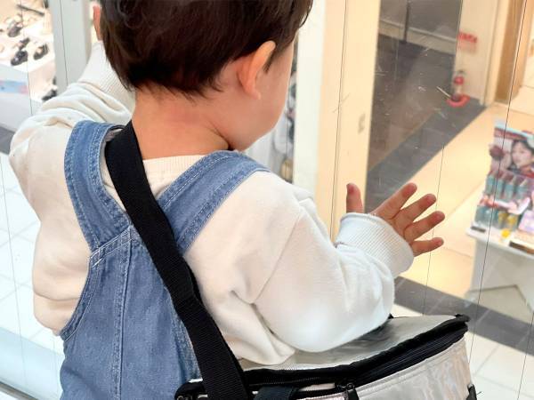 お出かけ中の１歳児　肩にかけているのは？　「天才」「癒された…」