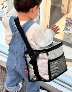 お出かけ中の１歳児　肩にかけているのは？　「天才」「癒された…」