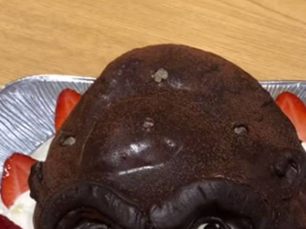 妻にあげた誕生日ケーキ　見た目に「リアルすぎる！」「食べづらそう」