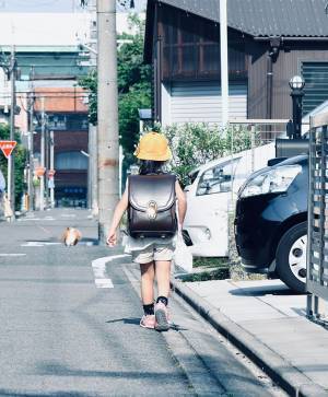 小学生の娘を見送り続けた父親　「６年間、ついにそういわれることはなかった」とつづるワケ