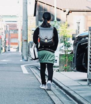 小学生の娘を見送り続けた父親　「６年間、ついにそういわれることはなかった」とつづるワケ