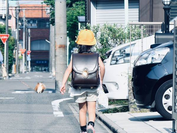 小学生の娘を見送り続けた父親　「６年間、ついにそういわれることはなかった」とつづるワケ